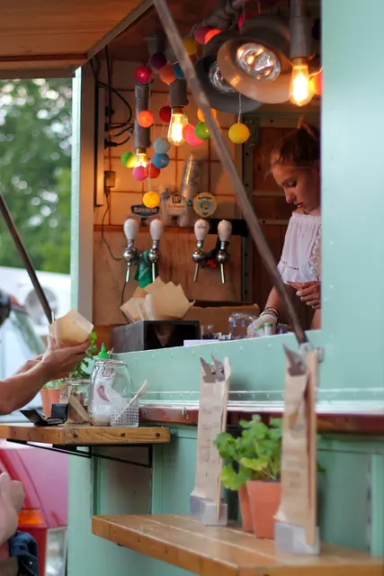 Seit rund zehn Jahren gibt es in Salzburg eine aktive Foodtruck-Szene. 2015 fand ein "Salzburg Roundup" am Mirabellplatz statt, bei dem 14 Foodtrucks aus Österreich und Deutschland zusammenkamen, was bereits damals ein deutliches Zeichen für den aufkommenden Trend war. | Foto: Symbolbild: Unsplash.com
