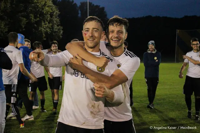Trainer Jürgen Löffler und Raphael Schwarz freuen sich über den 2:1-Heimsieg.  | Foto: Angelina Kaiser