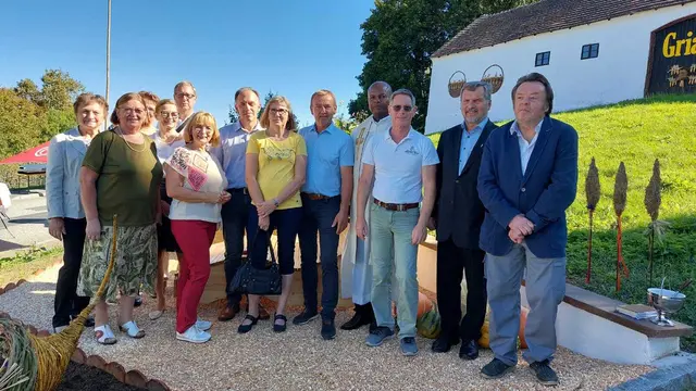 Gastgeber Andreas Weber (3.v.r.) konnte zahlreiche Ehrengäste bei der Drei-Jahres-Feier des Landrasthauses in Maria Bild begrüßen.  | Foto: Landrasthaus