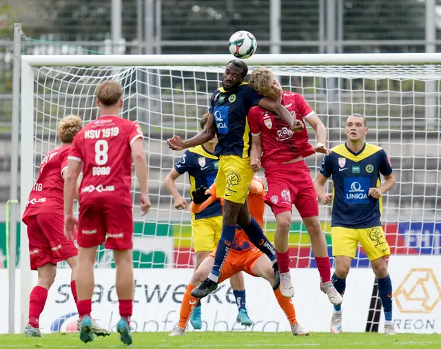 Wer springt höher? Kopfballduell zwischen Osarenren Okungbowa (Vienna) und Faris Kavaz (Kapfenberg) | Foto: GEPA pictures/Michael Riedler