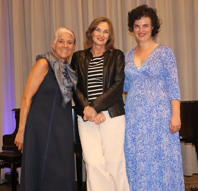 v.l.n.r. Kulturmanagerin in Mieming: Maria Thurnwalder, Pianistin Vyara Shuperlieva und Sopranistin Elisabeth de Roo nach dem klassischen Liederabend mit Tabubruch.  | Foto: Tatschl