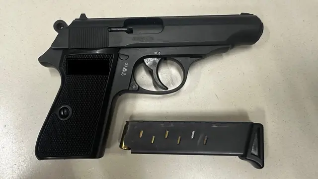 Mit dieser täuschend echten Pistole soll ein Mann Lokalgäste in einem City-Lokal bedroht haben. | Foto: LPD Wien