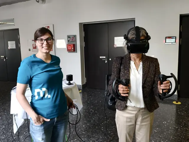 Der erste Mal mit Virtual Reality-Brille sehen zu dürfen fasziniert Redakteurin Elisabeth Egle. Die Aufgabe lautete für die Studenten in Kooperation mit der TU Graz ein Virtual Reality-Lab zu entwickeln.  | Foto: Elisabeth Egle