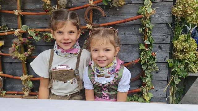 Clara und Agnes Linauer besuchen jedes Jahr den Dirndlkirtag – heuer genossen sie Hüpfburg, Dirndlsaft und Palatschinken.
 | Foto: Cornelia Strobl