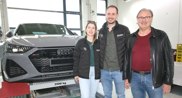 Im neuen Karosserie- und Lackzentrum: Senior-und Juniorchef: Günther Picker und Gf Lorenz mit Herzblatt Maja.