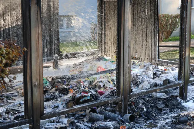 Vier Pkw, die im betroffenen Bereich geparkt waren, wurden durch die Hitze teils ebenfalls schwer beschädigt. | Foto: laumat/Matthias Lauber