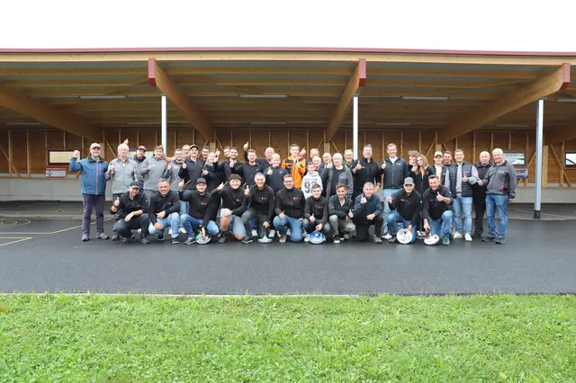 Acht Mannschaften nahmen am Firmenturnier des ESV Greinbach teil; auch Spaß und Unterhaltung kamen nicht zu kurz. | Foto: Alfred Mayer