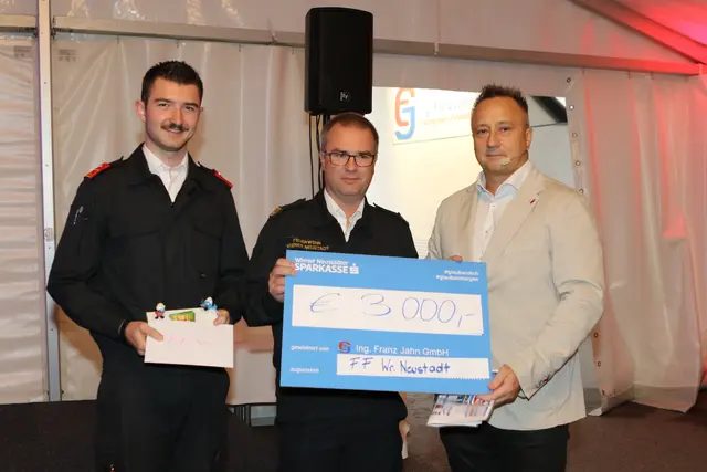 Ein Dankeschön an die Feuerwehr für den raschen und erfolgreichen Einsatz: Florian Kandelsdorfer und Harald Sander mit Jahn-Chef Peter Haidvogel.
| Foto: FF WRN, TOP COMMUNICATIONS