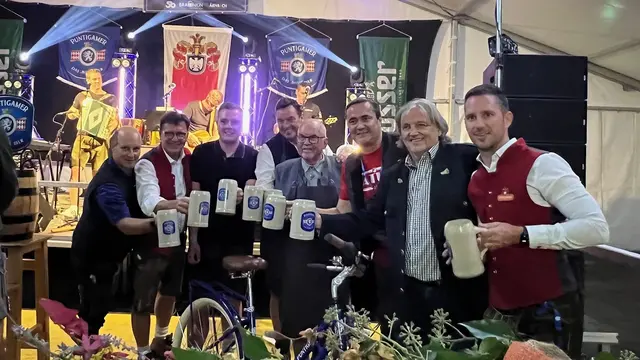 Der erfolgreiche Bieranstich mit Ehrengästen wie Otto Kresch und LAbg. Bürgermeister Jochen Bocksruker | Foto: Stadtgemeinde Bärnbach