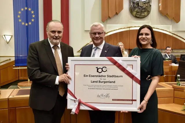 (v.l.) Landeshauptmann Hans Peter Doskozil, Bürgermeister Thomas Steiner und Landtagspräsidentin Astrid Eisenkopf mit der Geschenksurkunde für einen Eisenstädter Stadtbaum. | Foto: Stefan Schneider