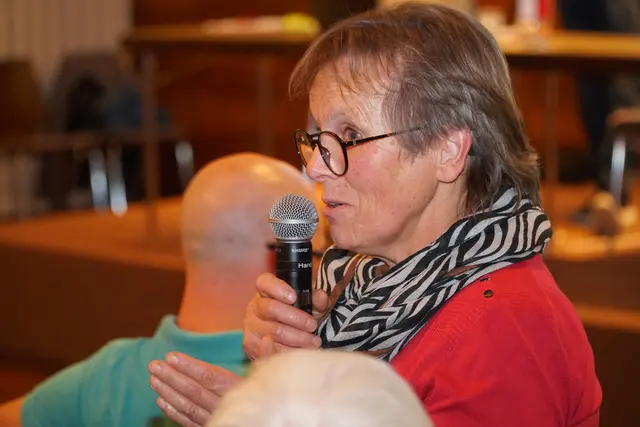 Margit Dablander, Bezirkssprecherin der Grünen, informierte sich und gab selbst ein Statement ab. | Foto: MeinBezirk/Günther Reichel