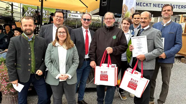Das Rote Kreuz sprach der Gemeinde im Rahmen der 50. Blutspendeaktion beim Kriecherl- und Michaelimarkt offiziell Dank und Anerkennung aus. | Foto: Franz Fichtinger
