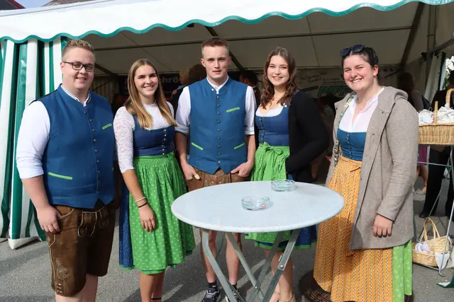 Lukas, Leandra, Lorenz, Sabrina und Christine geniessen einen super tollen Sonntag in St. Florian am Inn. | Foto: Markus Bäumler und Udo Klaus/zema-medien.de