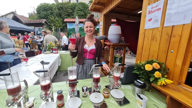 Theresia Nestlang betreute den Verkostungsstand der Firma FuXsteiner und präsentierte die Dirndltaler Köstlichkeiten.
 | Foto: Cornelia Strobl