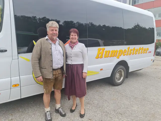 Maria und Franz Humpelstetter kümmerten sich mit dem Shuttle-Bus um den sicheren Transport der Gäste zum Dirndlkirtag. | Foto: Cornelia Strobl