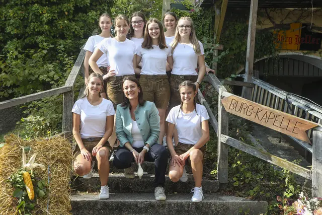 Die „Kreuzner Plattler Mentscha“ mit Organisatorin Maria Aichinger. | Foto: Markus Mörwald