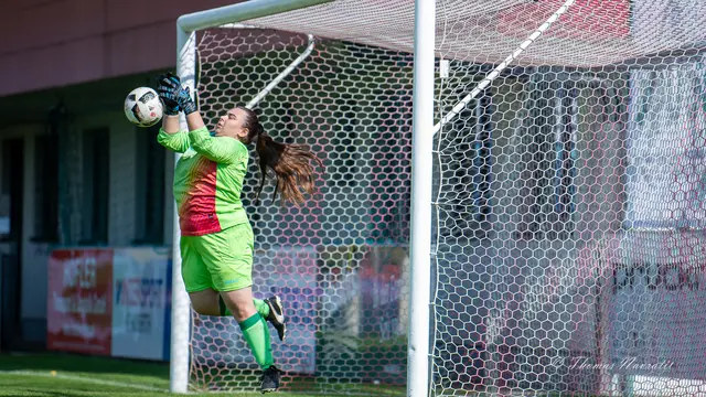 Wenn doch einmal ein Ball Richtung Herzogenburger Tor kam, war Julia Mrskos im Kasten zur Stelle. | Foto: Thomas Navratil
