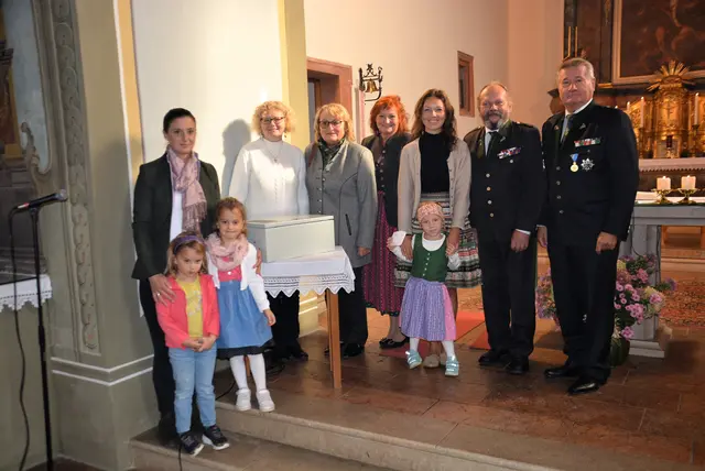 Initiatorin Claudia Vidovnik (2.v.li)mit einigen Vereinsvertretern und der versperrten Zeitkapsel | Foto: Peter Taurer