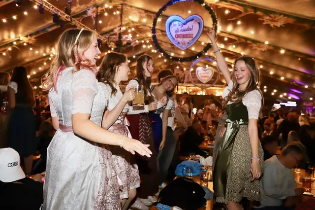 Ausgelassene Stimmung herrschte am dritten Oktoberfest-Samstag im Riesen-Festzelt. | Foto: Alfred Mayer