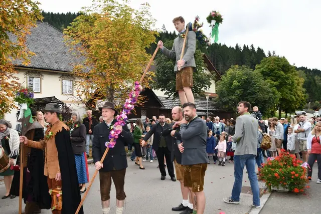 Das Austragen der Marktfreyung in Mühlen wird mit einem besonderen Ritual gefeiert, die Freyung hält Lukas Huber. | Foto: Anita Galler