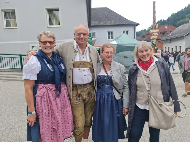 Magrit und Manfred Kolm, Christine Brandstetter und Helga Schmatz reisten aus Karlstetten an und lobten die schön hergerichteten Stände am Dirndlkirtag. | Foto: Cornelia Strobl