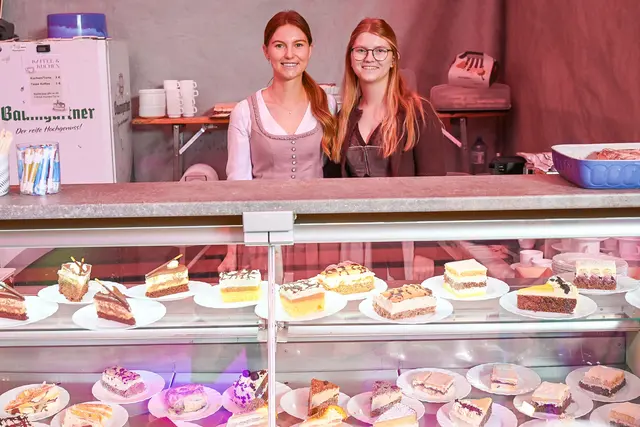 Johanna und Eva versorgten die Gäste mit Kuchen. | Foto: Markus Bäumler und Udo Klaus/zema-medien.de