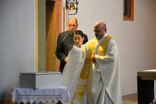 Pfarrer Martin Schönberger bei der Segnung der Zeitkapsel | Foto: Peter Taurer