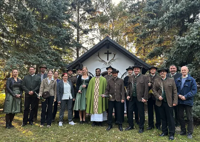 Bettina Seidl und Christian Gepperth, Werner Bergmayer, Kaplan Varughese Mathe, die Jagdhornbläserinnen und Bläser mit Hornmeister Rudi Achter, Vizebürgermeisterin Laura Mannschein, Ortsvorsteherin Hildegard Leitgeb, Oberschützenmeister Josef Kohzina und Bürgermeister Johannes Berthold. | Foto: Christine Kohzina 