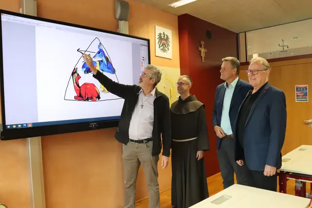 Neue digitale Schultafeln ergänzen die moderne Ausstattung des Franziskaner-Gymnasiums in Hall. | Foto: Kendlbacher