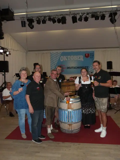 „O’zapft is!“ – Mit Bier- und Weinanstich wurde das Oktoberfest des FC Deutschkreutz im Vinatrium feierlich eröffnet. | Foto: Vanessa Wittmann