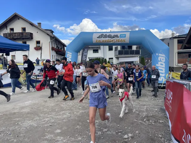 Ein buntes Starterfeld lief beim Benefizlauf für den guten Zweck.  | Foto: Mair