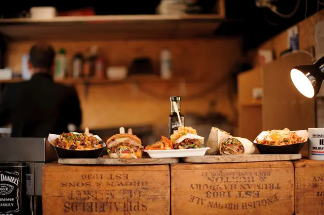 Es gibt mittlerweile Foodtrucks für verschiedene Geschmäcker, darunter Burger, Falafel, indische, asiatische (z.B. Ramen) und italienische Spezialitäten (z.B. Risotto oder Pizza). | Foto: Symbolbild: Unsplash.com