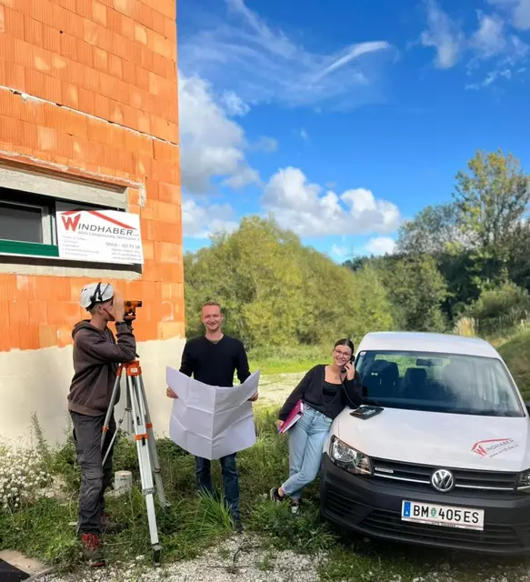 Bauleiter Michael Rosspeintner auf der Baustelle. Der Plan stets mit dabei! | Foto: Windhaber