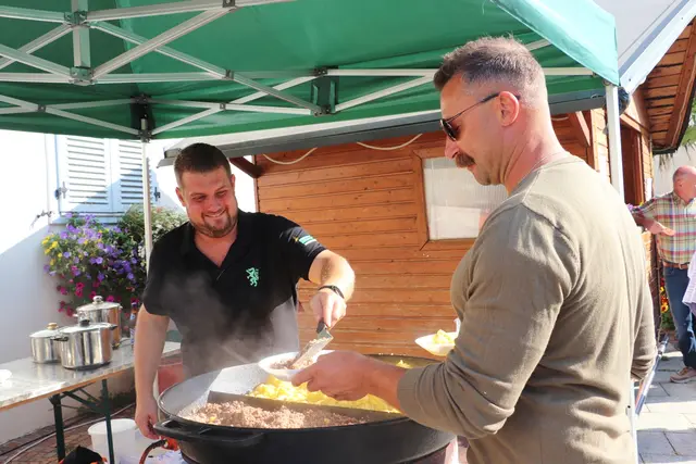 Stefan Maitz an der Sterzpfanne legte großzügig Türken- und Heidensterz auf die Teller auf. | Foto: Edith Ertl