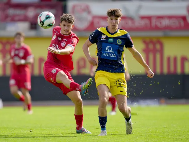 Maximilian Hofer (Kapfenberg)  gewinnt den Zweikampf gegeb David Ungar (Vienna) | Foto: GEPA pictures/Michael Riedler