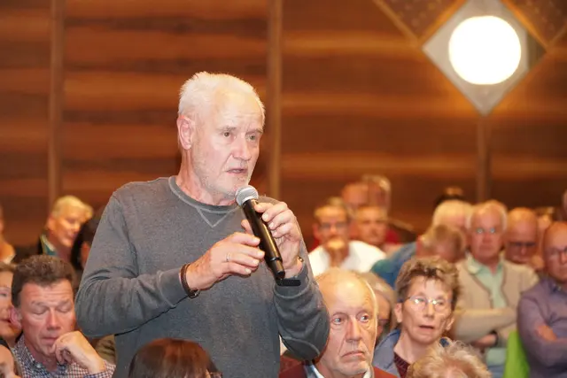 Karlheinz Pohler aus Weißenbach informierte über einen Beschluss, der in seiner Heimatgemeinde gefasst wurde. | Foto: MeinBezirk/Günther Reichel