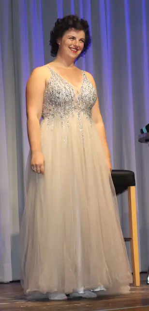 De Roo  sprach einen Dialog mit der neugierigen Nachbarin, die wissen will, wohin der Ehemann der Protagonistin des Stückes verschwunden ist.  | Foto: Tatschl