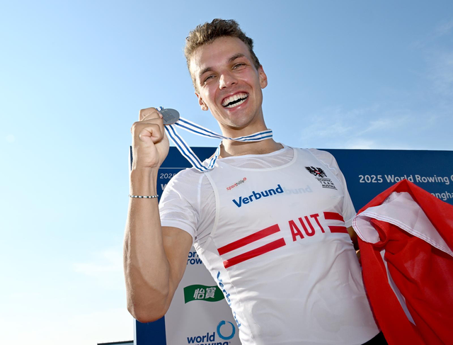 Julian Schöberl jubelt in Shanghai über den Vizeweltmeistertitel im Leichtgewichts Einer. | Foto: Detlev Seyb