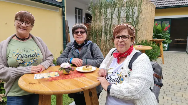 Waltraud Preinsperger, Martina Etel und Ulrike Fuchs reisten aus dem Burgenland an und freuten sich über die besondere Atmosphäre am Dirndlkirtag. | Foto: Cornelia Strobl