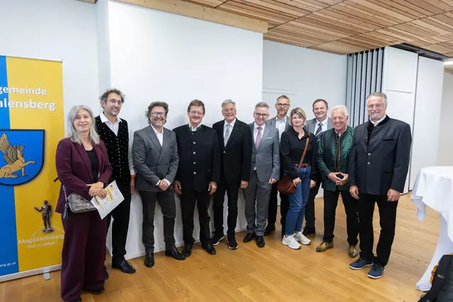 Bei der Eröffnung (v. li.): Mirjam Polzer-Srienz (Volksgruppenbüro), Samo Wakounig, Peter Karpf (Volksgruppenbüro), Thomas Krainz, Peter Kaiser, Andreas Scherwitzl, Mitja Rovšek, Julia Schellander-Obid, Martin Kuchling, Herbert Gaggl und Franz Josef Smrtnik | Foto: LPD/Just