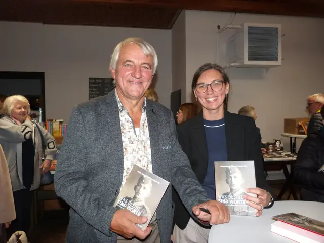 Die Herausgeber Marlene Szupper und Johann Szupper stellten ihr Buch „Was bleibt, sind Worte" vor.  | Foto: Vanessa Wittmann