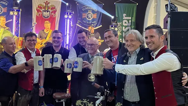 Ein Hoch auf das Jubiläum, es gab wieder 40 verschiedene Bierspezialitäten aus aller Welt. | Foto: Stadtgemeinde Bärnbach