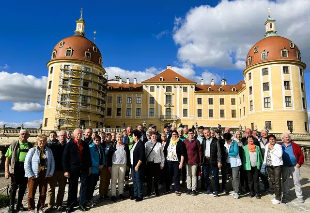 Der Bus 1 aus dem Bezirk Perg vor dem Schloss Moritzburg. | Foto: Peter Teufel