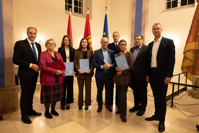 Landesrat Schneemann mit den PreisträgerInnen des Wissenschaftspreises des Landes Burgenland 2025 (v.l.): Landesrat Leonhard Schneemann, Margarete Wallmann (Kulturpreis,  Sparte Erwachsenenbildung), Hannah Artner (Young Science), Elina Gager (Young Science), Johannes Reiss (Simon-Goldberger-Preis, Kategorie Gedenkinitiative), Ferenc Jankó (Fred Sinowatz-Wissenschaftspreis), Projektleiterin Ruth Patzelt (Musikschule Oberpullendorf und Deutschkreutz, Simon-Goldberger-Preis, Kategorie Schule), Gerhard Baumgartner (Kulturpreis, Sparte Wissenschaft) und Direktor Thomas Loier (Musikschule Oberpullendorf und Deutschkreutz, Simon-Goldberger-Preis, Kategorie Schule). | Foto: Bgld. Landesmedienservice