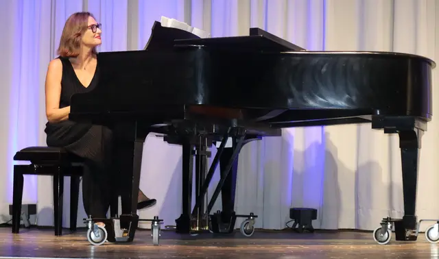 Es fanden Dialoge über das Tabuthema Sexarbeit zwischen der Pianistin und De Roo während des Stückes statt.  | Foto: Tatschl