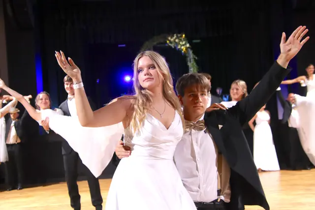 Mit einer festlichen Polonaise eröffneten die Tanzpaare der HBLA/Fachschule Güssing ("École") ihren Matura- bzw. Abschlussball. | Foto: Martin Wurglits