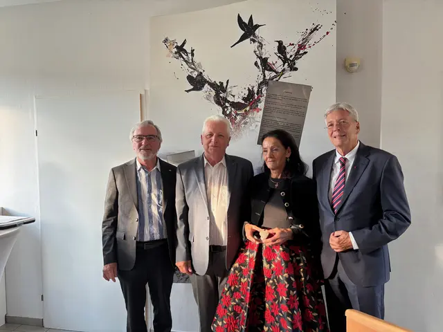 Erika Kulterer mit Landeshauptmann Peter Kaiser (rechts), Bürgermeister Rudolf Skorjanz (2. von links) und Raimund Grilc bei der Vernissage im Amtshaus Ruden. | Foto: MeinBezirk.at