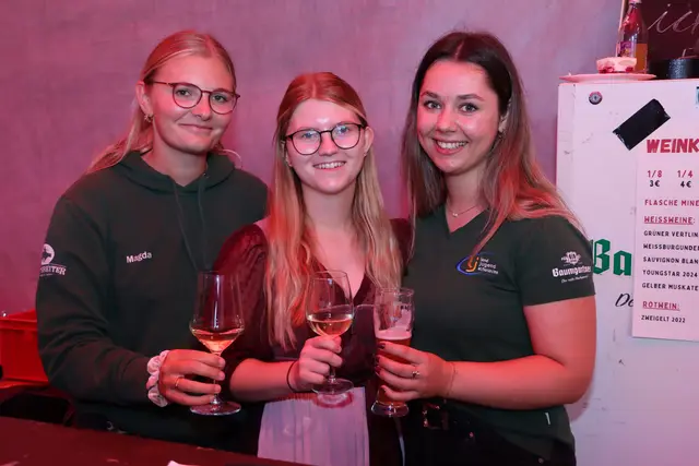 Magdalena, Eva und Hannah stossen in der Bar auf eine tolle Jubiläumsfeier an. | Foto: Markus Bäumler und Udo Klaus/zema-medien.de
