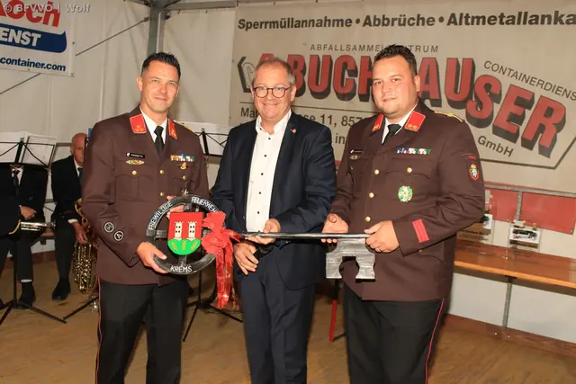 Stefan Kraxner und Thomas Pagger bekamen von Bernd Osprian den Haustorschlüssel überreicht. | Foto: BFV Voitsberg/Wolf