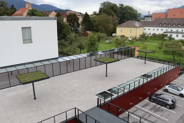 Die frisch sanierte Terrasse des Franziskaner-Gymnasiums bietet Schülerinnen und Schülern nun wieder einen sicheren Pausenbereich. | Foto: Kendlbacher